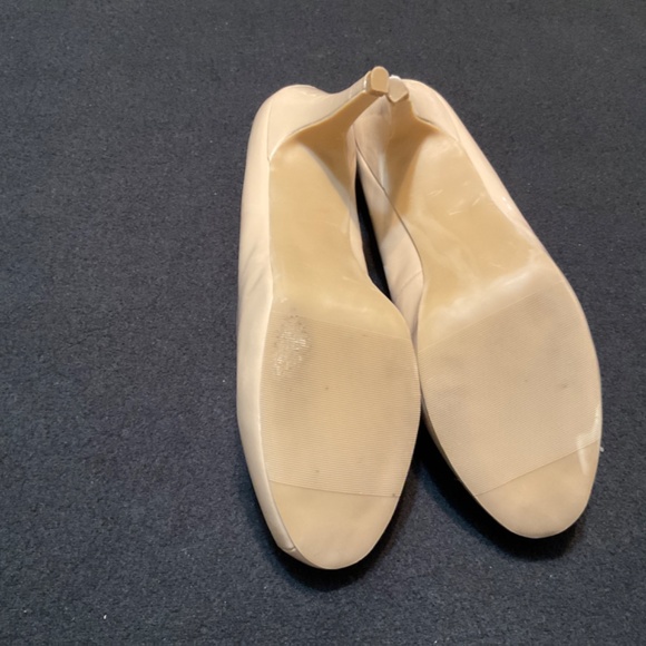 Shoes, tan patent leather heels - Picture 3 of 4